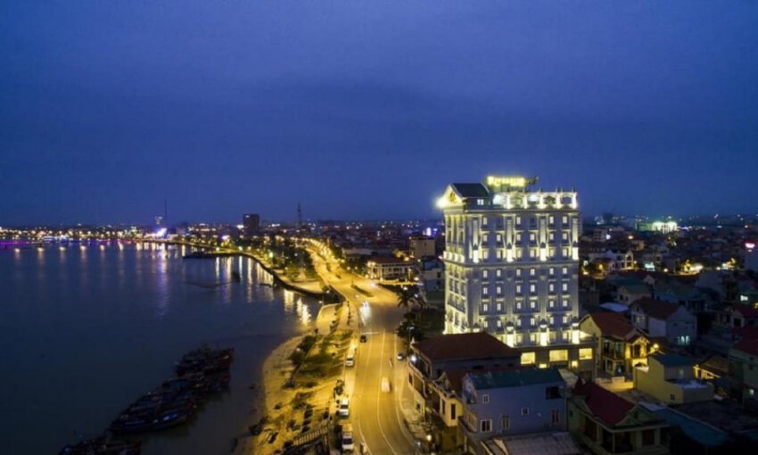 Top khách sạn Quảng Bình Riverside nhìn từ xa 